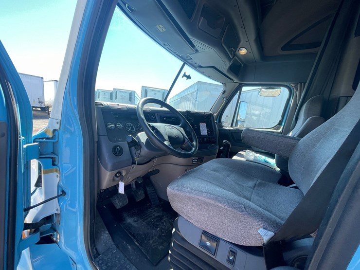 #202-•-2013-freightliner-cascadia-semi-tractor-(title-in-delay)-(denmark,-wi)-image-53