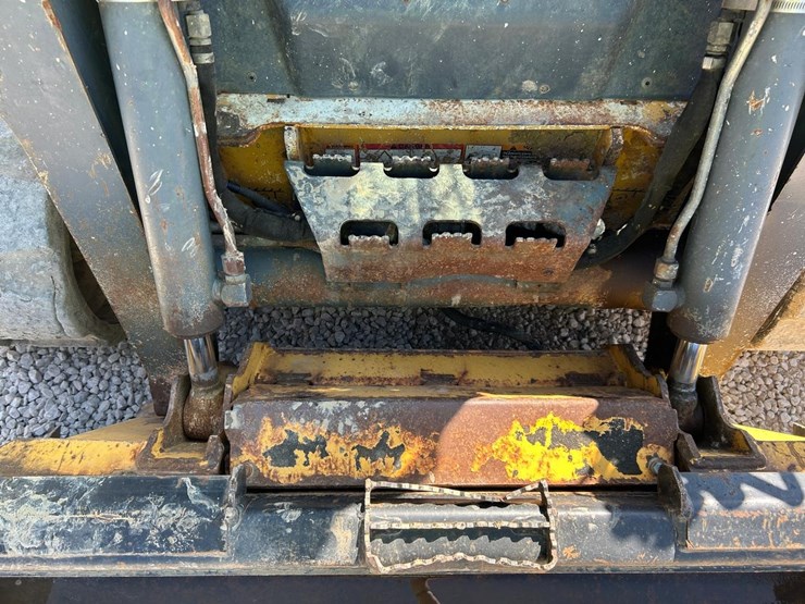 deere-323d-image-10