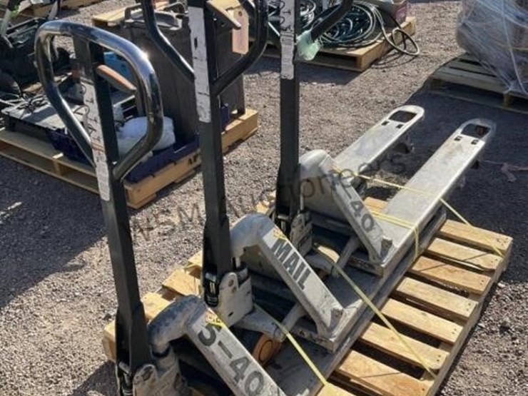 (3)-crown-pallet-jacks-image-3