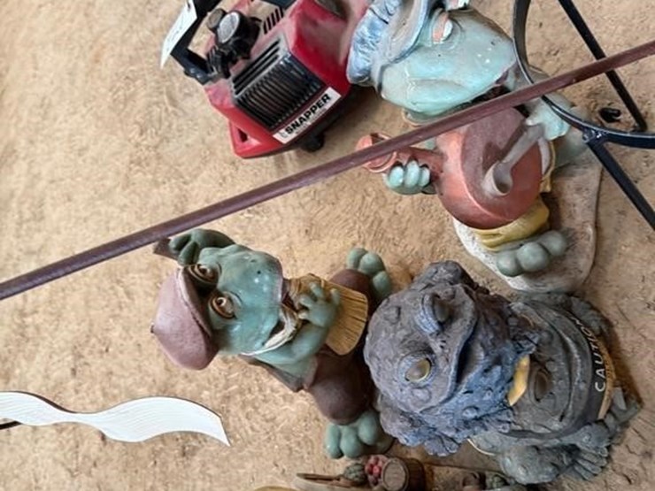 outdoor-frog-décor-&-other-image-7