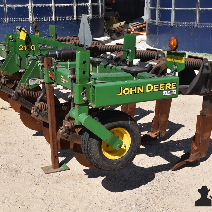 2011 JOHN DEERE 2100