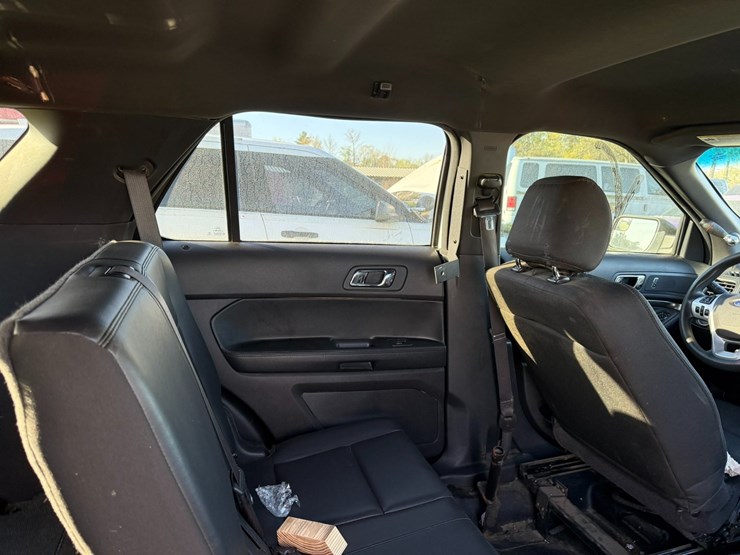 2015-ford-explorer-image-23