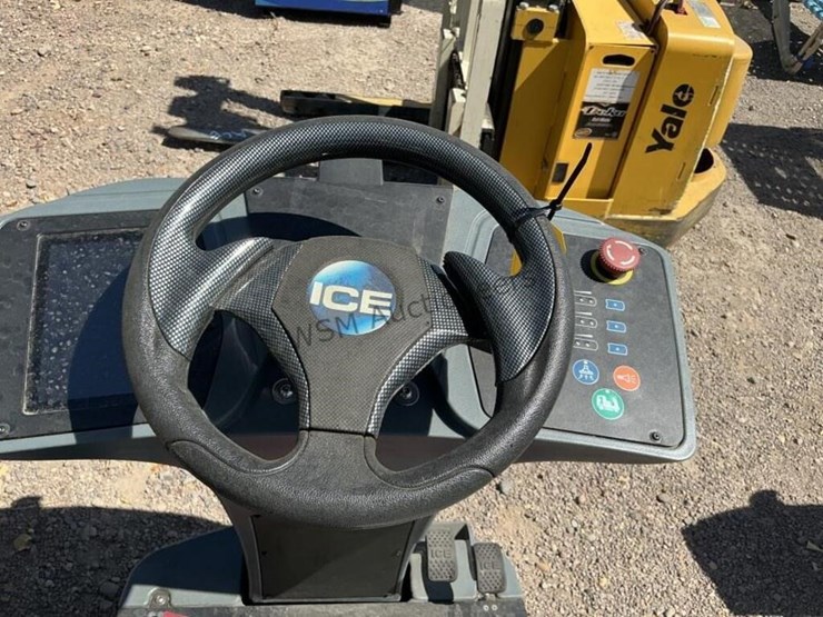 ice-ride-on-floor-cleaner-image-7