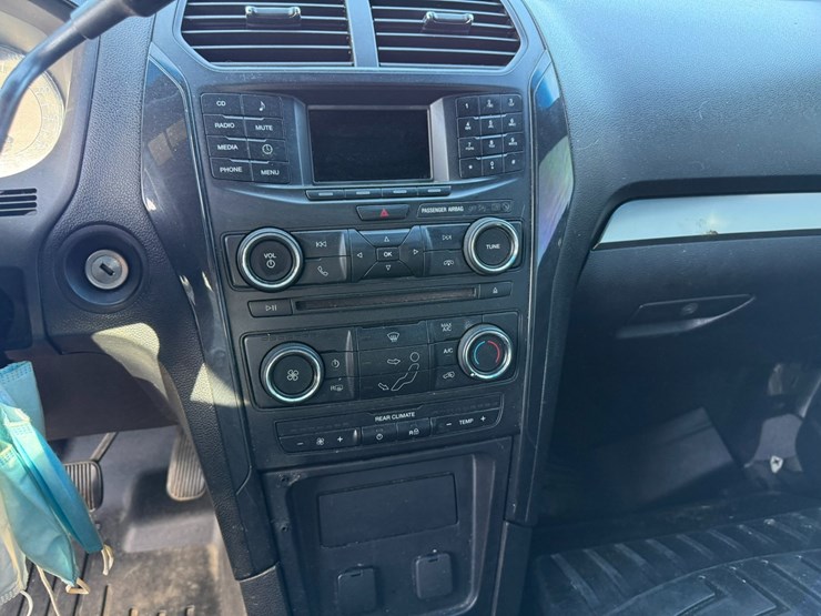 2016-ford-explorer-image-32