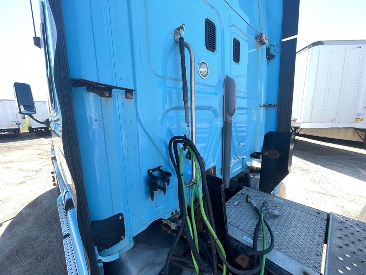 #202-•-2013-freightliner-cascadia-semi-tractor-(title-in-delay)-(denmark,-wi)-image-23