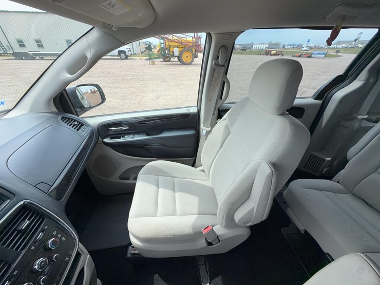 2015-dodge-grand-caravan-image-18