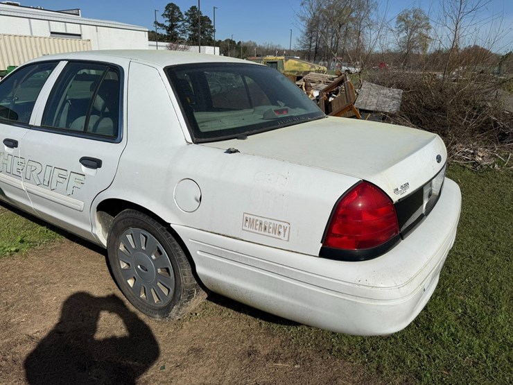 #42083-•-2010-ford-crown-victoria-sedan-vin:-2fabp7bv6ax133733-image-6