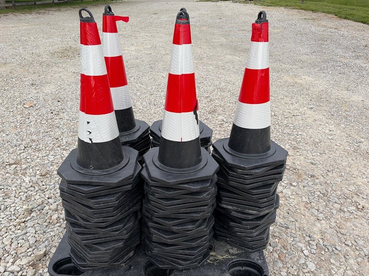 #31-•-100-traffic-cones-image-1