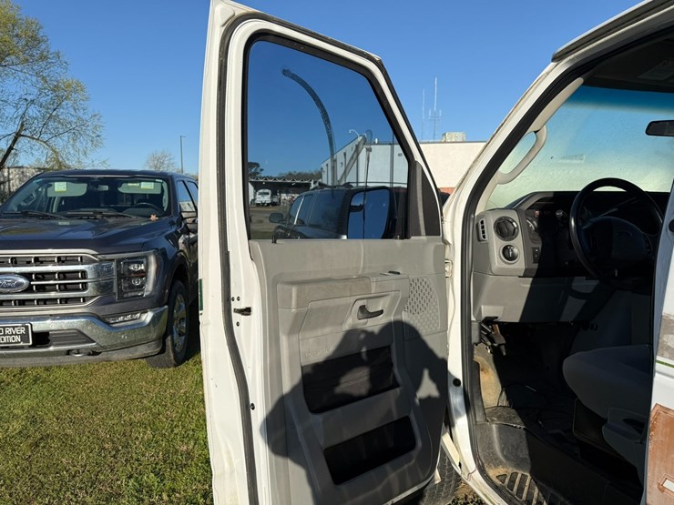 2014-ford-e350-image-33