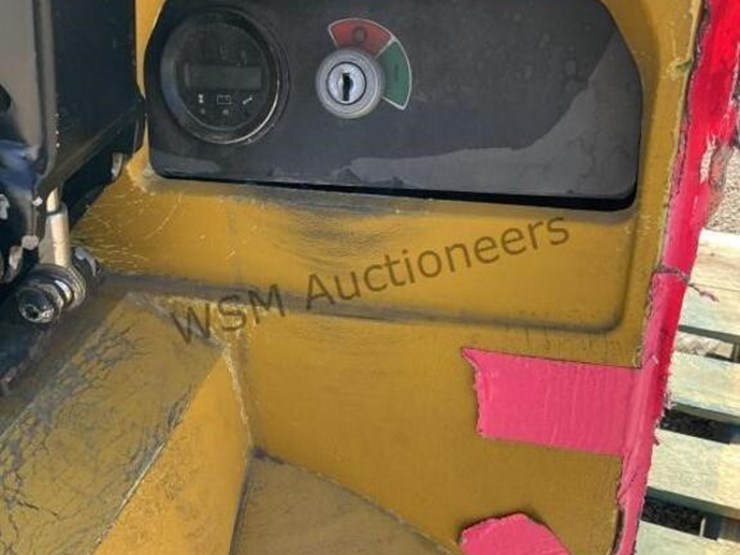 yale-4510lbs-capacity-pallet-jack-image-6