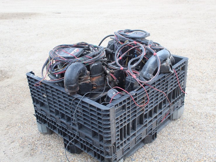 #36276-•-pallet-with-2-mercruiser-outboard-motor-ends-and-2-mercruiser-gas-engine-image-3