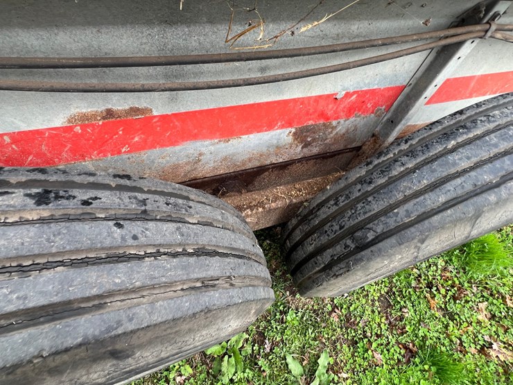 #9559-•-new-idea-manure-spreader-image-20