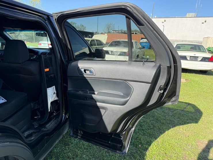 2016-ford-explorer-image-19