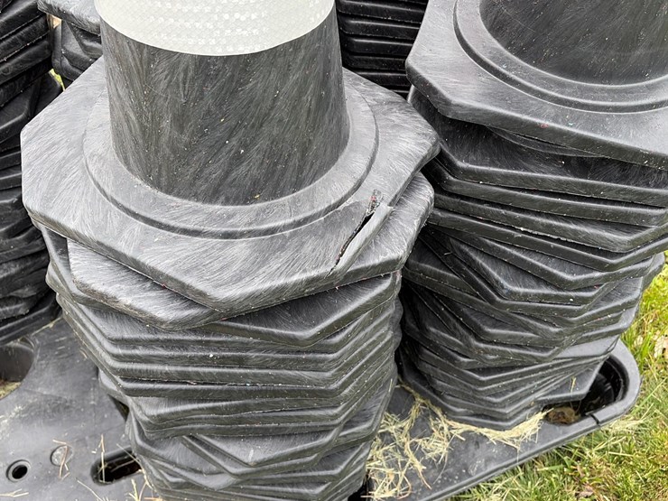 #32-•-100-traffic-cones-image-2