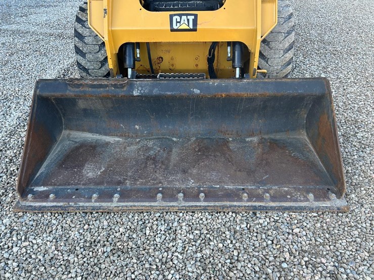 2019-caterpillar-242d-image-9