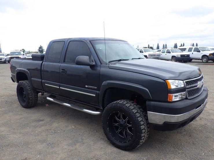 2005-chevrolet-2500hd-image-2