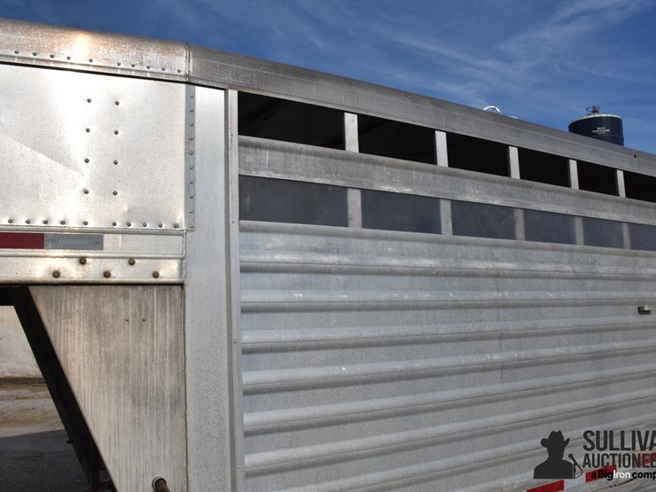 2015-featherlite-26'-t/a-aluminum-livestock-trailer-image-17