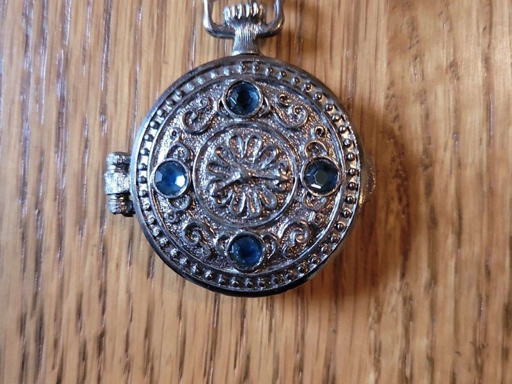 collection-of-decorative-pocket-watches-and-timepieces-image-4