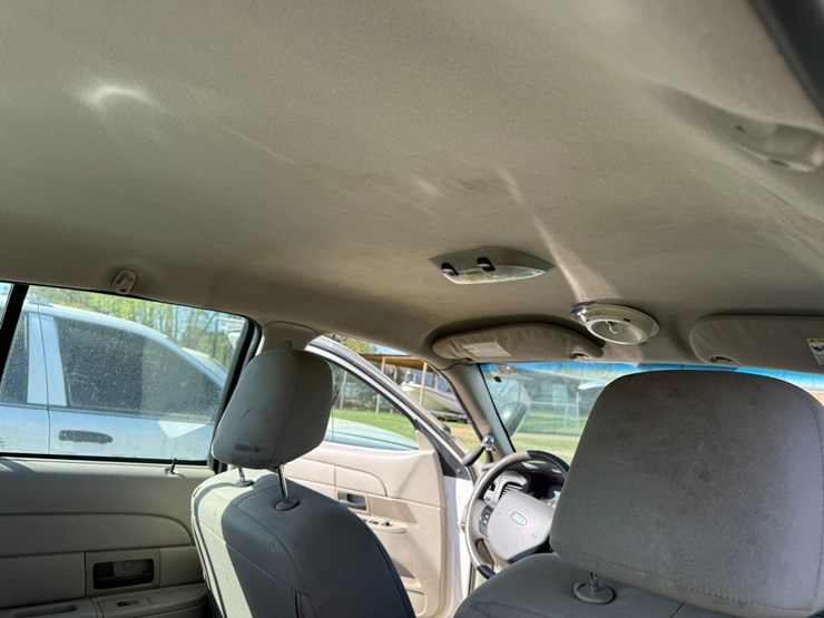 #42083-•-2010-ford-crown-victoria-sedan-vin:-2fabp7bv6ax133733-image-26