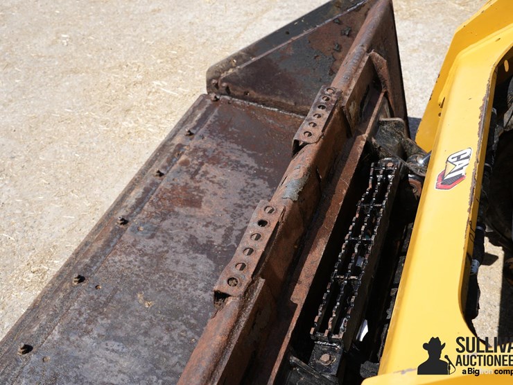 2023-caterpillar-226d3-image-10