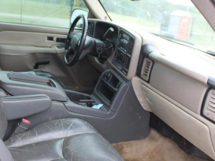 2003-chevrolet-tahoe-image-12