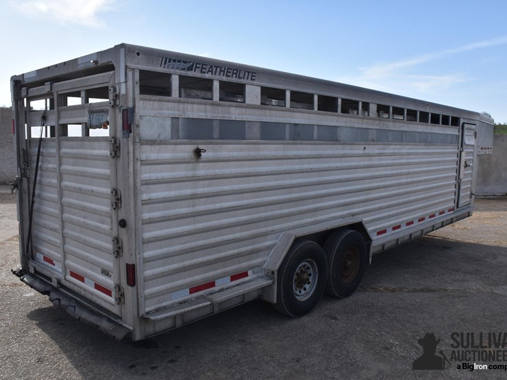 2015-featherlite-26'-t/a-aluminum-livestock-trailer-image-5