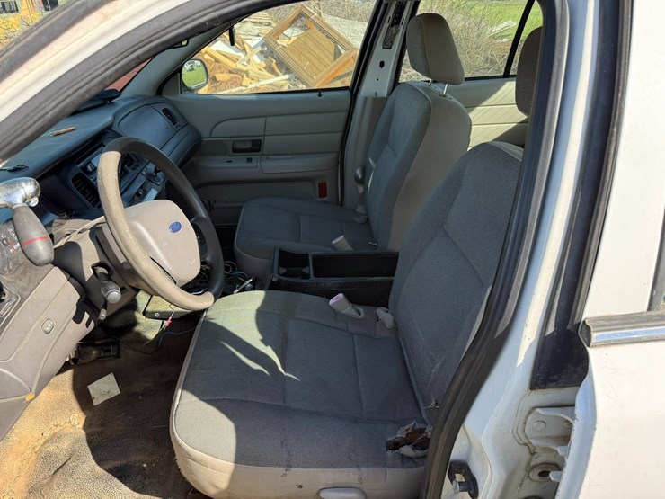 #42083-•-2010-ford-crown-victoria-sedan-vin:-2fabp7bv6ax133733-image-32