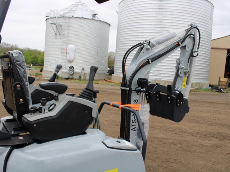 #8075-•-me18-mini-excavator-image-4
