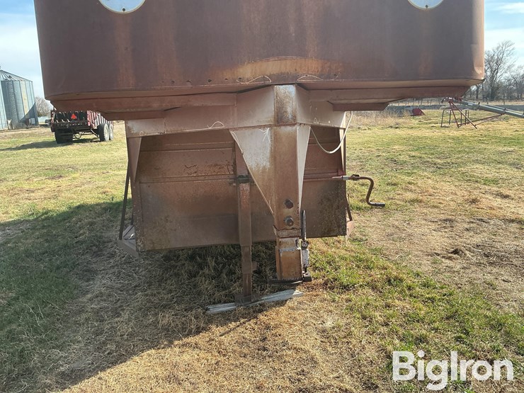 1986-s-&-s-t/a-livestock-trailer-image-12