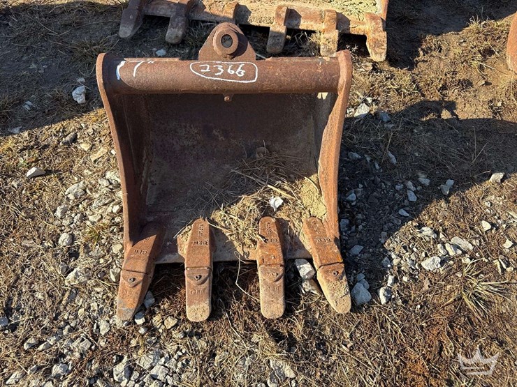 17in.-bucket-w/-teeth-excavator-attachment-image-1