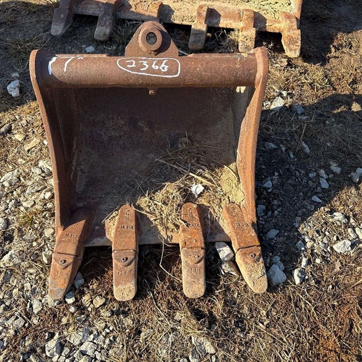 17in. Bucket w/ Teeth Excavator Attachment
