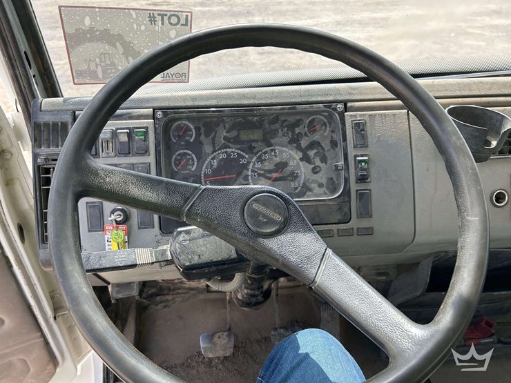 2004-freightliner-fl70-image-15