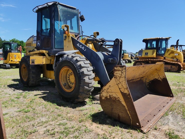 2004-deere-444j-image-2