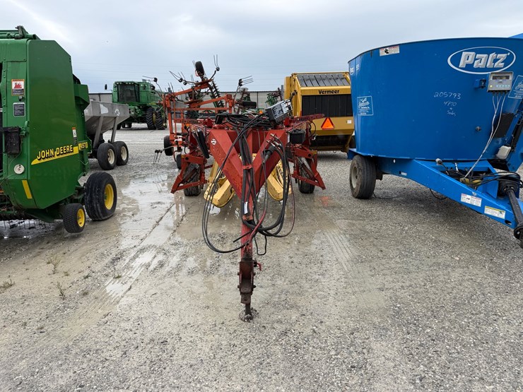 new-holland-216-image-2