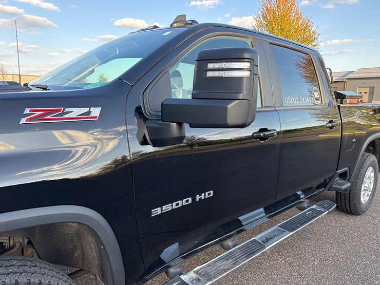 2022-chevrolet-3500-image-18