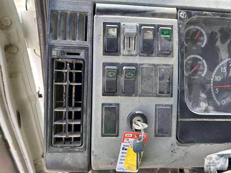 2004-freightliner-fl70-image-16