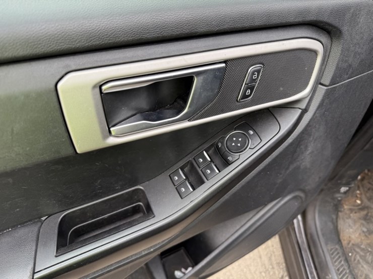 2020-ford-explorer-image-26