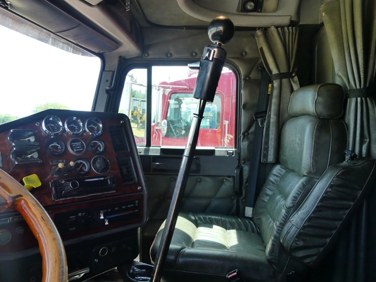 2001-freightliner-classic-image-12
