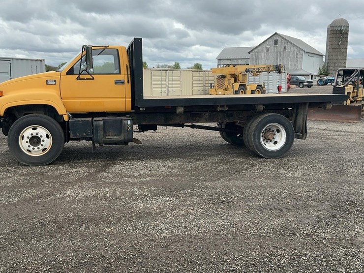 #1952-•-2000-gmc-6500-flatbed-truck-image-2