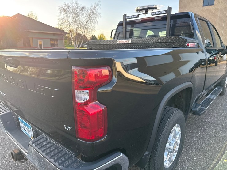 2022-chevrolet-3500-image-22