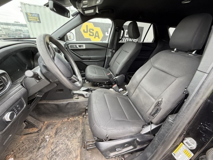 2020-ford-explorer-image-24