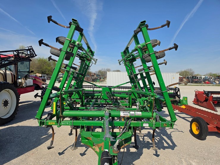 2011-john-deere-2210-image-3