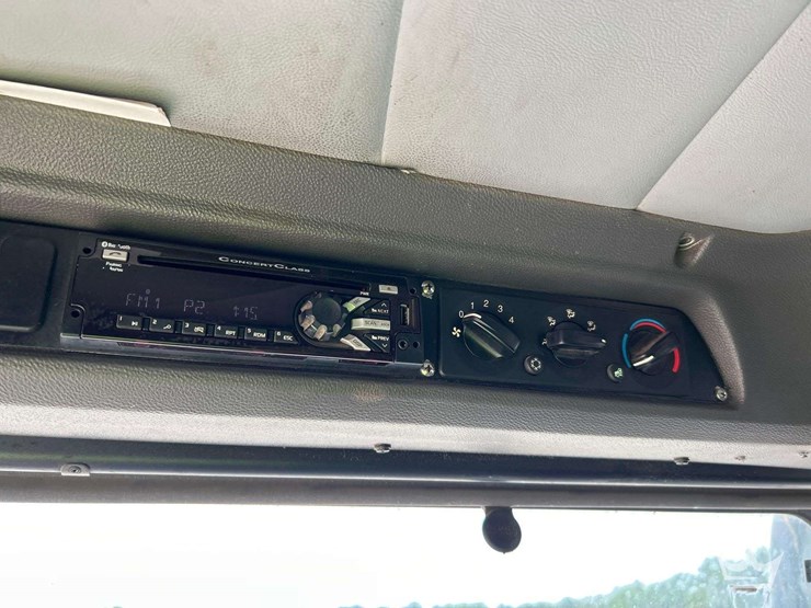 2019-peterbilt-520-image-22