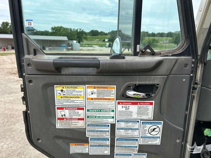 2019-peterbilt-520-image-14
