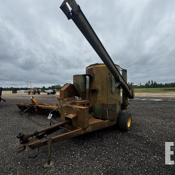 JOHN DEERE 700