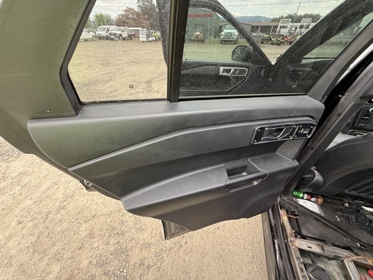 2020-ford-explorer-image-23