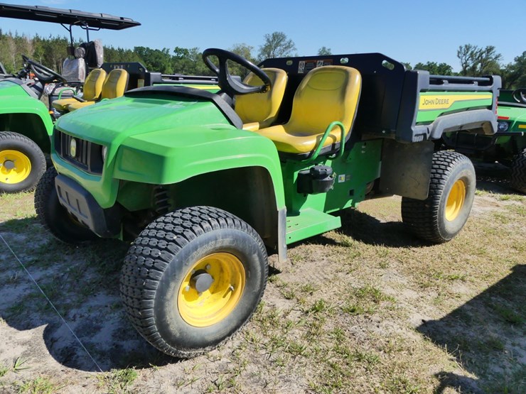 2021-john-deere-gator-image-1