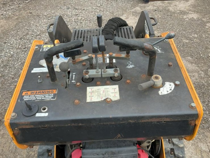 #1050-•-boxer-mini-skid-steer-loader-image-14