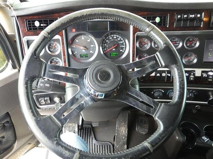 2016-kenworth-w900-image-83