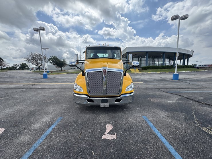 2021-kenworth-t680-image-3